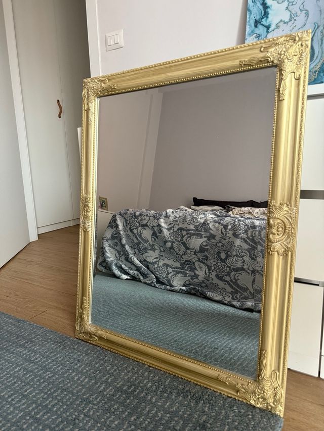 Specchio vintage con cornice decorata