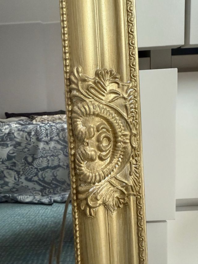 Specchio vintage con cornice decorata