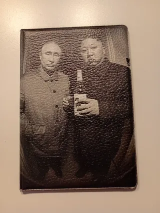 Copertina per passaporto con Putin e Kim Jong-un