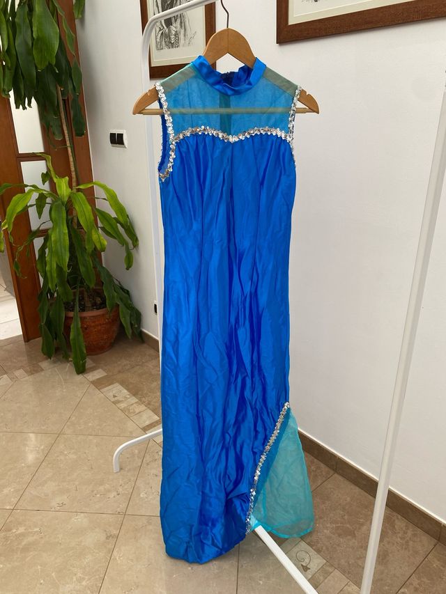 Traje de baile azul con tul y lentejuelas