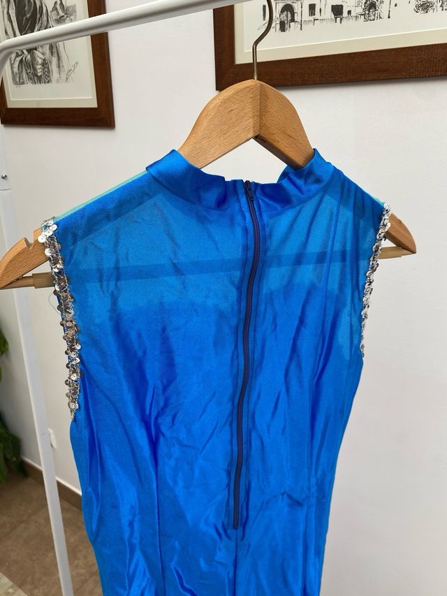 Traje de baile azul con tul y lentejuelas