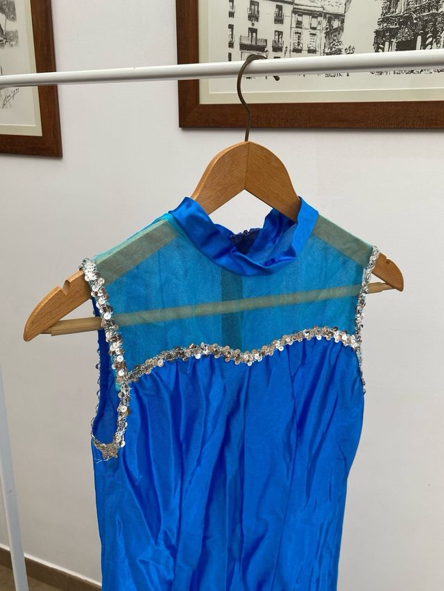 Traje de baile azul con tul y lentejuelas