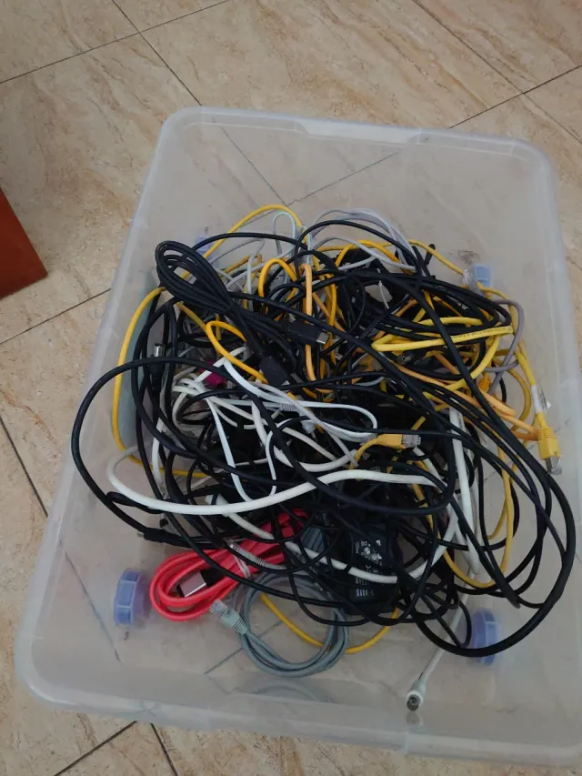 Conjunto de cabos HDMI, antena, rede e impressora
