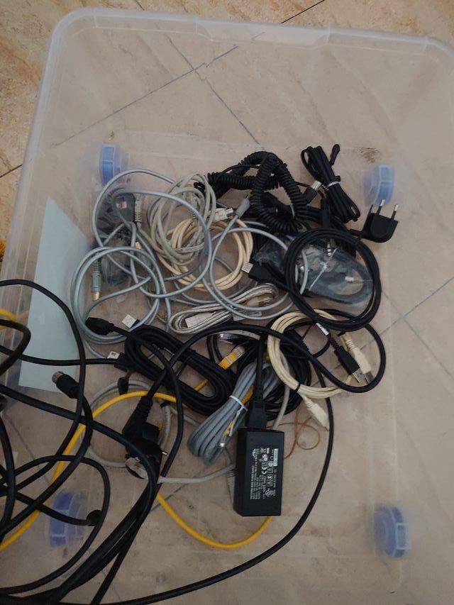 Conjunto de cabos HDMI, antena, rede e impressora