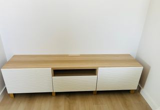 Mueble TV IKEA Blanco y Dorado