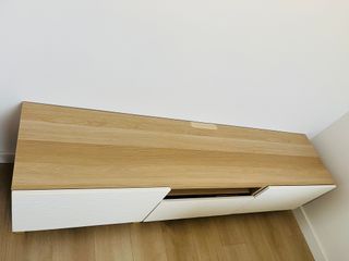 Mueble TV IKEA Blanco y Dorado