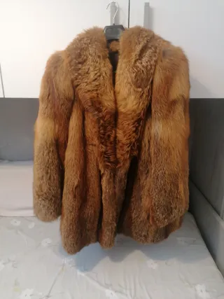 Abrigo de pelo de zorro marrón y naranja