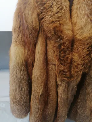 Abrigo de pelo de zorro marrón y naranja