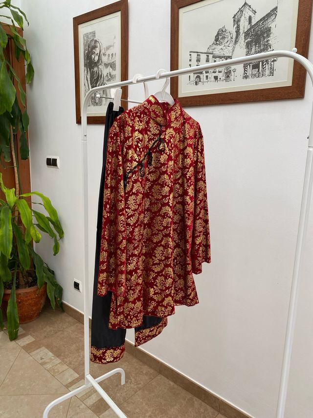 Traje oriental rojo y dorado