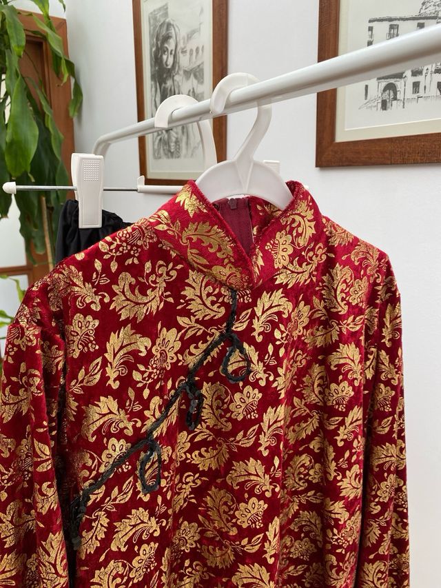 Traje oriental rojo y dorado