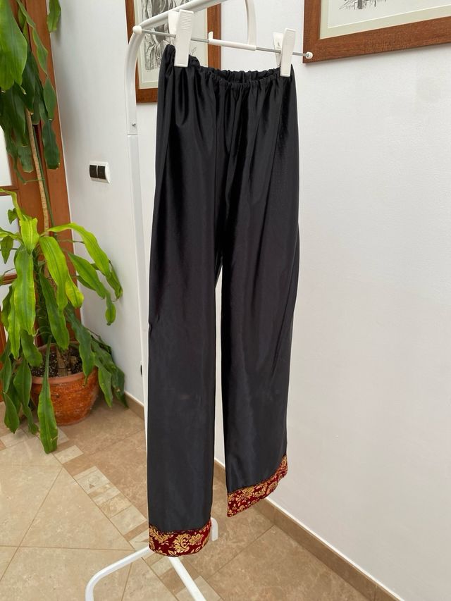 Traje oriental rojo y dorado