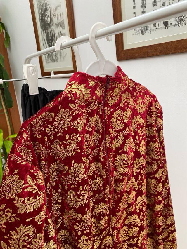 Traje oriental rojo y dorado