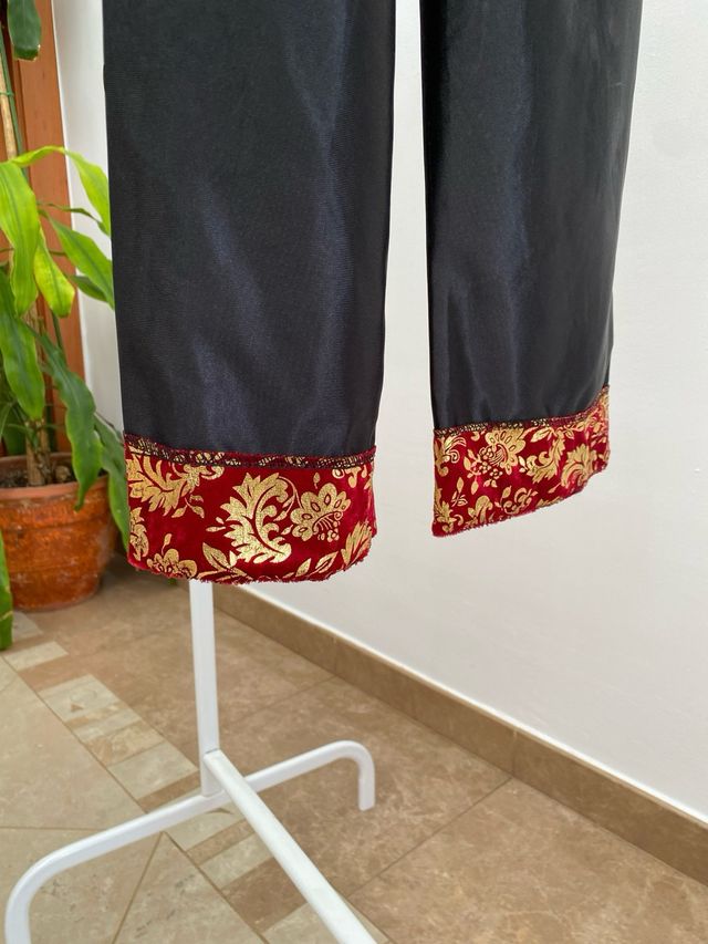 Traje oriental rojo y dorado