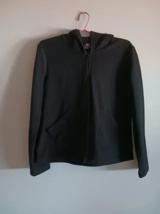 Chaqueta con cremallera y capucha