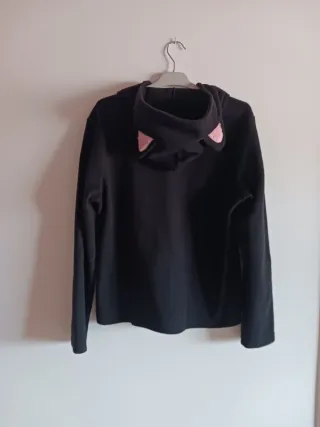 Chaqueta con cremallera y capucha