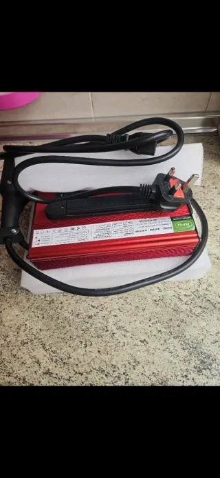 Cargador Batería Rojo 42V 2A