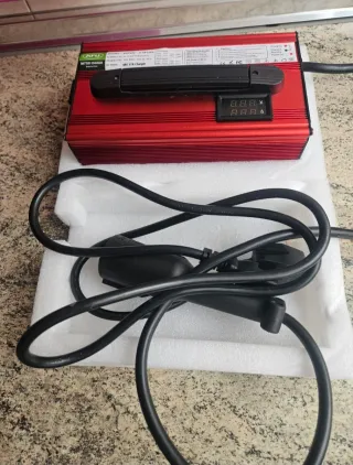 Cargador Batería Rojo 42V 2A