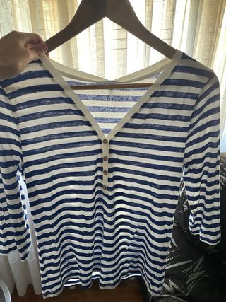 Camiseta Rayas Azul y Blanca con etiqueta 