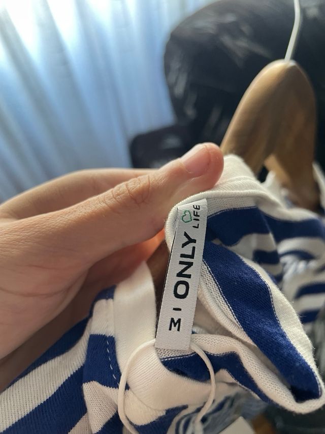 Camiseta Rayas Azul y Blanca con etiqueta