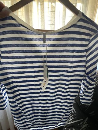 Camiseta Rayas Azul y Blanca con etiqueta 