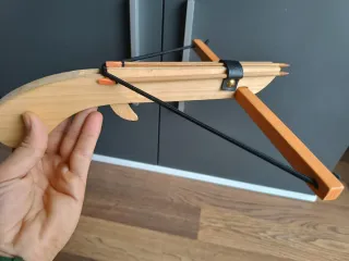 Ballesta de madera artesanal