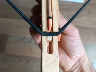 Ballesta de madera artesanal