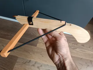 Ballesta de madera artesanal