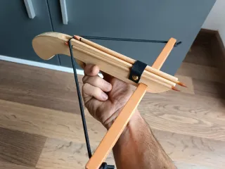 Ballesta de madera artesanal