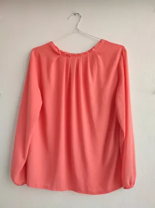 Blusa coral elegante manga larga con pliegues