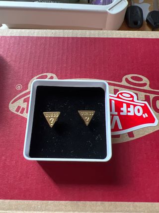 Pendientes Guess Triángulo Dorado