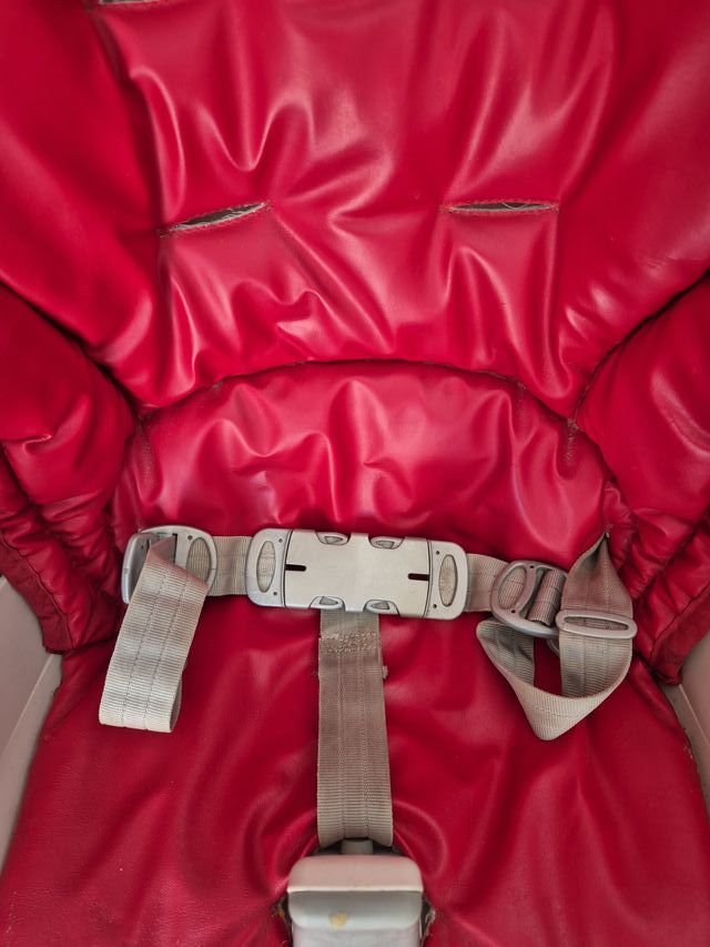 Silla de comer para bebé roja y blanca