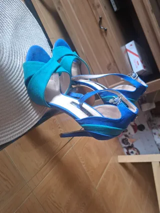 Zapatos de tacón azul y turquesa