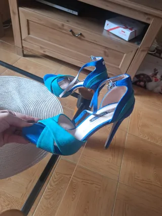 Zapatos de tacón azul y turquesa
