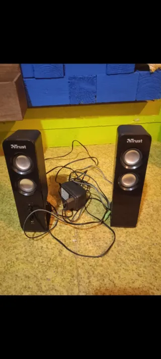 Altavoces Trust Negros