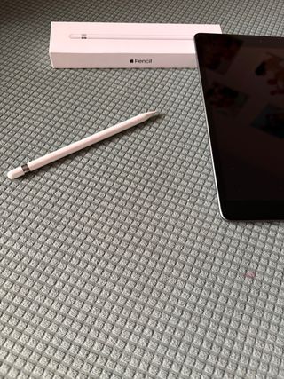iPad di nona generazione con Apple Pencil e tastiera 
