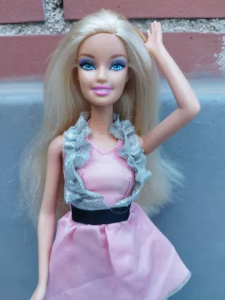 Muñeca Barbie rubia articulada.