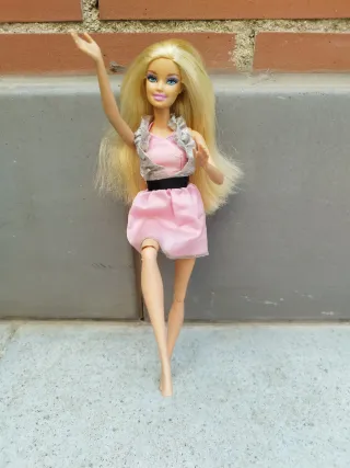 Muñeca Barbie rubia articulada.