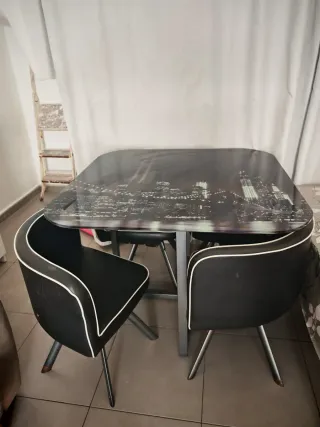 Mesa de comedor con diseño de ciudad