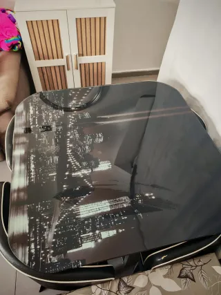 Mesa de comedor con diseño de ciudad