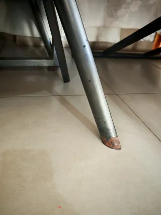 Mesa de comedor con diseño de ciudad