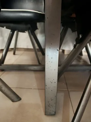 Mesa de comedor con diseño de ciudad