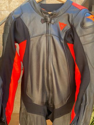 Mono de cuero Dainese negro y rojo
