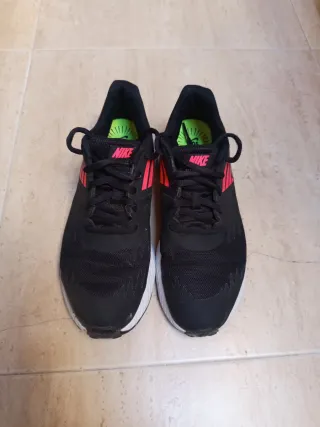 Zapatillas Nike Negras y Rojas