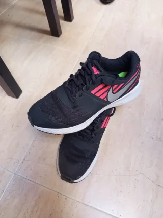 Zapatillas Nike Negras y Rojas