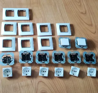 Lote de interruptores enchufes eléctricos Simon 27