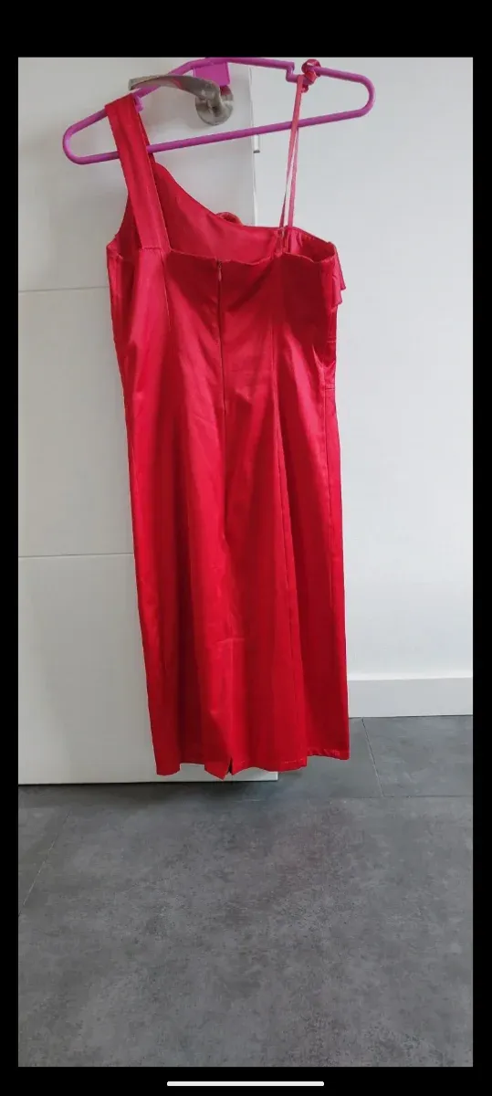 Vestido rojo midi con flores