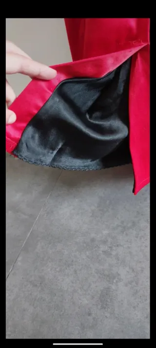 Vestido rojo midi con flores