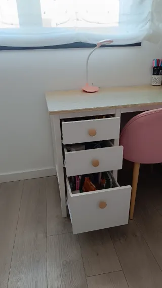 Escritorio blanco con cajones