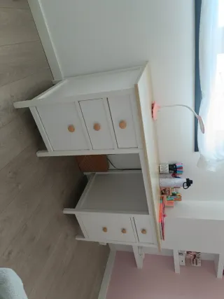 Escritorio blanco con cajones