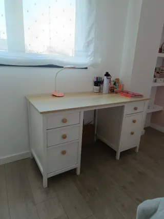 Escritorio blanco con cajones